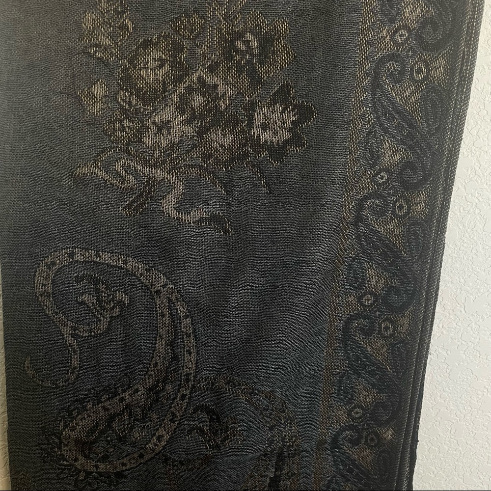 Beautiful Paisley style Women’s Scarf NWOT